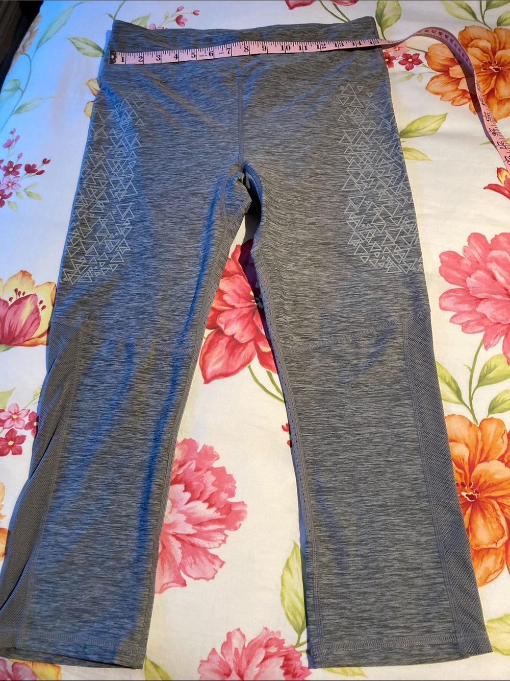 Women’s Gray Athletic Leggings with Subtle Geometric Detail